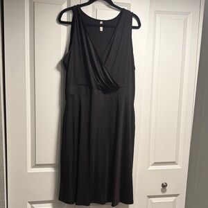 Chic Black Sleeveless Midi Dress